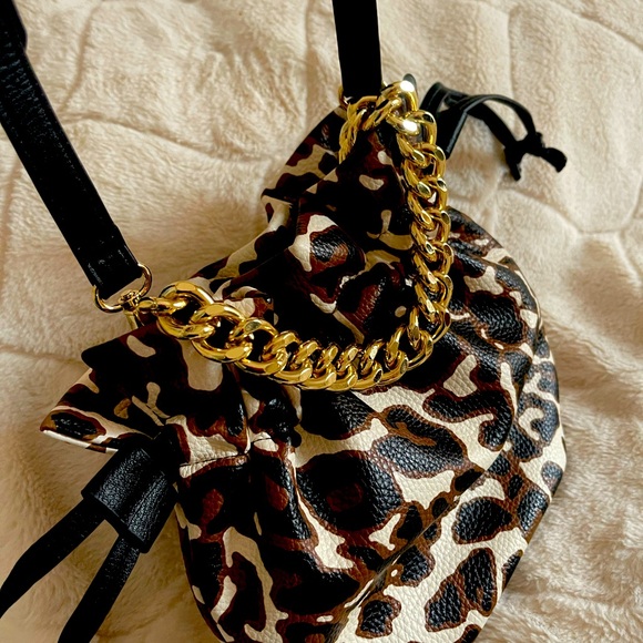 KELLY & KATIE LYLLA LEOPARD
BUCKET CHAIN CROSSBODY BAG. - Picture 1 of 4